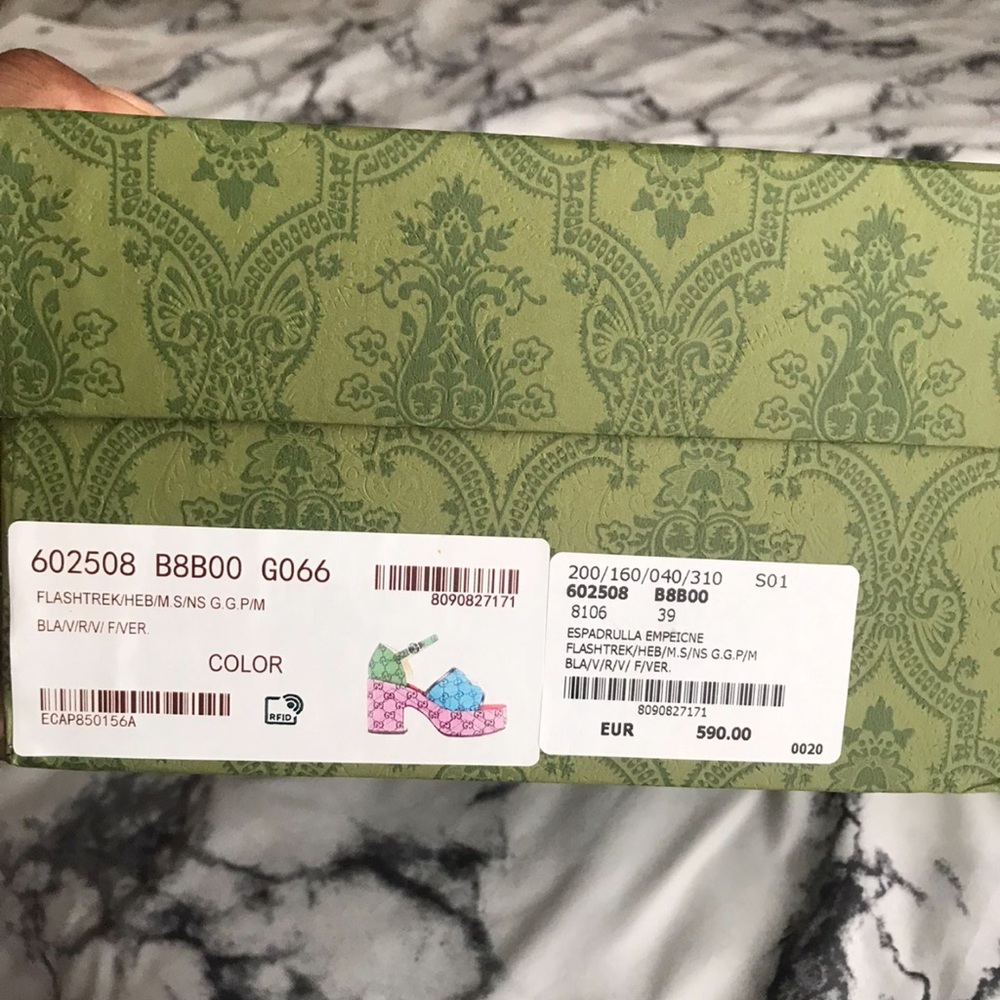 Women Gucci platform sandals